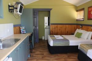 Säng eller sängar i ett rum på Big4 Aussie Outback Oasis Holiday Park