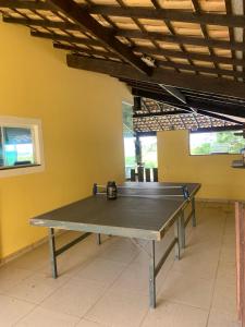 eine Tischtennisplatte in der Mitte eines Zimmers in der Unterkunft Casa no Sítio - Vovó Lalá in Cabo Frio