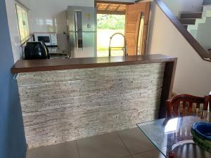 eine gemauerte Bar in einer Küche mit Treppe in der Unterkunft Casa no Sítio - Vovó Lalá in Cabo Frio