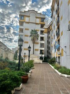 Departamento en Mendoza Capital في ميندوزا: مبنى به مصباحين بجانب رصيف