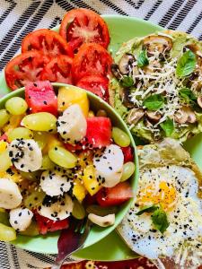 um prato verde de alimentos com ovos e legumes em FireFly Querim em Querim