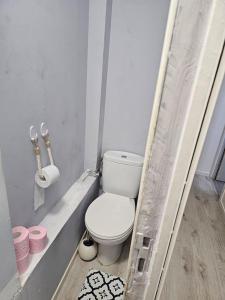 een badkamer met een wit toilet in een kamer bij Appartement meublé , 1 chambre in Magnanville