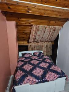 een kleine slaapkamer met een bed in een kamer bij Appartement meublé , 1 chambre in Magnanville