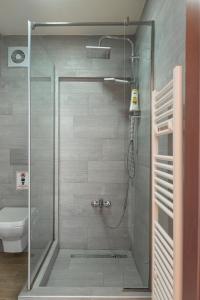 W łazience znajduje się prysznic ze szklanymi drzwiami. w obiekcie ON TOP Central Villa w mieście Kruszewo