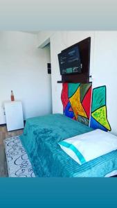 sypialnia z łóżkiem z telewizorem w obiekcie FrenteMar OuroVerde BetoCarrero w mieście Navegantes