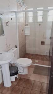 uma casa de banho com um WC, um lavatório e um chuveiro em FrenteMar OuroVerde BetoCarrero em Navegantes