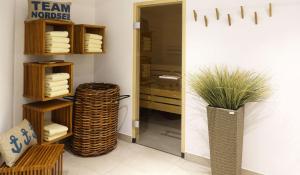 ein Bad mit einer Tür, die in ein Zimmer führt in der Unterkunft Inselresidenz Strandburg Juist Wohnung 309 Ref. 50976 in Juist