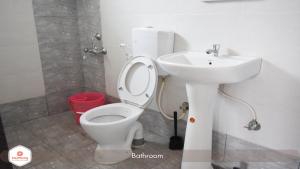 a bathroom with a toilet and a sink at StayMazing Manyata-1BHK Boutique AC Apartments in Bengaluru +16 photos