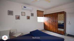una camera con un letto e una sedia e una finestra di StayMazing Manyata-1BHK Boutique AC Apartments -Couple Friendly a Bangalore
