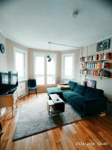 sala de estar con sofá verde y TV en 3-room Apartment Berlin Museum Island 2 beds en Berlín