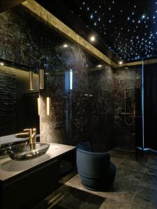 uma casa de banho com um lavatório e um chuveiro em La Chambre Delta em Morlanwelz-Mariemont