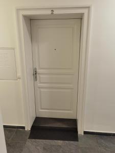 Una puerta blanca en una habitación con suelo de baldosa. en Sweet Dreams en Viena