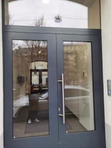 a black door with two windows and a bus at Sweet Dreams in Vienna