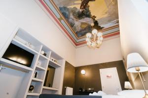 A television and/or entertainment centre at Duomo Housing Catania Le Suites