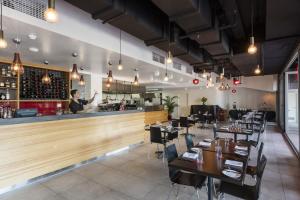 Ein Restaurant oder anderes Speiselokal in der Unterkunft Oaks Darwin Elan Hotel 