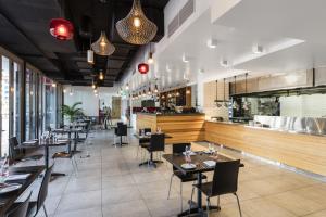 Ein Restaurant oder anderes Speiselokal in der Unterkunft Oaks Darwin Elan Hotel 