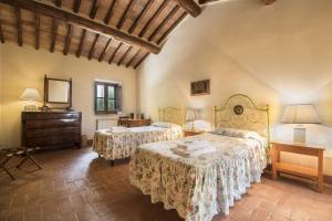 um quarto com 2 camas e uma cómoda em Borgo di Camporsevoli em Camporsevoli