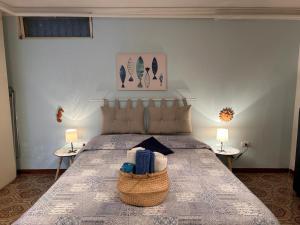 聖托·斯特凡諾·阿爾馬爾的住宿－Casa vacanze Marinella，一间卧室配有一张带毛巾篮的床