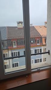 - une vue sur un bâtiment depuis une fenêtre dans l'établissement Standard room, à La Chaux-de-Fonds