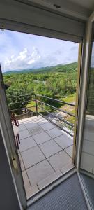 Habitación con ventana y vistas a un balcón. en Bed & Breakfast Ružica en Novi Vinodolski