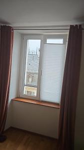 um quarto vazio com uma janela com uma cortina em Standard room em La Chaux-de-Fonds