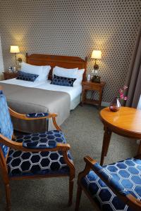 アムステルダムにあるディッカー ＆ タイス ホテルのベッド2台、テーブルと椅子が備わるホテルルームです。