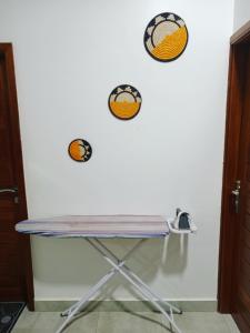 einen Tisch mit drei Basketballdekalen an der Wand in der Unterkunft Simon's Place in Kigali