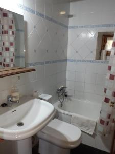 ポラ・デ・ソミエドにあるOSO3のバスルーム(洗面台、トイレ、バスタブ付)