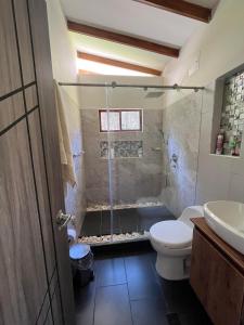 y baño con ducha, aseo y lavamanos. en Casa de Campo Moderna Ubaté - Sector La Laja, en Ubaté