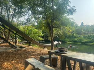 ชลลดา ริเวอร์ โฮมสเตย์ แก่งกระจาน في Ban Wang Malako: حديقة بها زحليقة مائية وطاولة نزهة