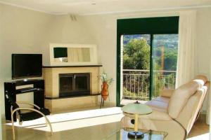 een woonkamer met een bank en een groot raam bij Cal Nene - plamun es in Begur