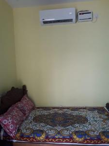 - une chambre climatisée avec un lit et un oreiller dans l'établissement Jenam Residency, à Pondichéry