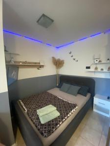 um quarto com uma cama com luzes azuis em Studio KID em Zagreb