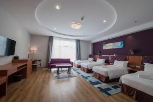 TV a/nebo společenská místnost v ubytování Grand InHotel Kota Kinabalu