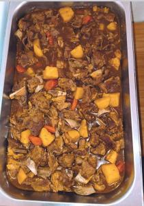 ein Teil des Lebensmittels mit Fleisch und Gemüse in der Unterkunft KO'THABENG GUESTHOUSE in Lebowakgomo
