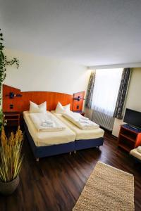 Postel nebo postele na pokoji v ubytování Hotel Stadt Daun + 37 fotografií