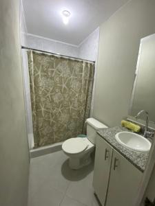 een badkamer met een toilet, een wastafel en een douche bij Habitación cerca del aeropuerto #2 in La Paz