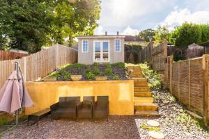 a backyard garden with a fence and a house at Ark on the Hill in Chatham