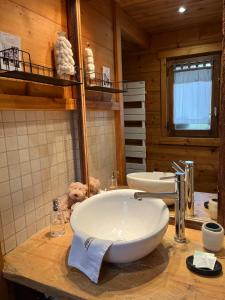 a bathroom with a sink and two sinks at LAPRESKI, Appartement 4 étoiles, atmosphère chaleureuse entre Annecy et Aravis in Thônes