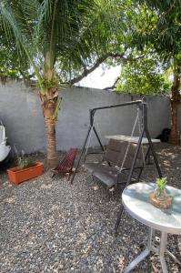 La Paz的住宿－Habitación cerca del aeropuerto #2，一张桌子和一棵树旁的吊床