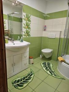 een badkamer met een wastafel en een toilet bij Spreewald Ferienwohnung Lübben in Lübben