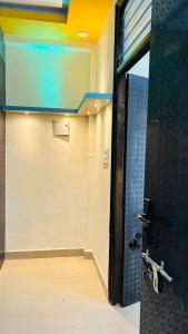 La salle de bains est pourvue d'une douche avec une porte en verre. dans l'établissement Jadoon Homestay near Prem Mandir, à Vrindavan