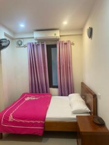 Postel nebo postele na pokoji v ubytování Nam Cường Motel - Phòng đơn có cửa sổ thoáng mát khép kín - Thang máy