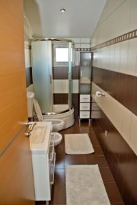 La salle de bains est pourvue de toilettes et d'un lavabo. dans l'établissement Hotel Holy, à Međugorje