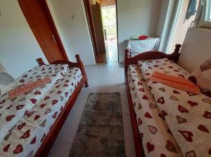 普盧日內的住宿－CAMPING ZELENI GAJ (GREEN FOREST)，一间带两张单人床的卧室和一个走廊