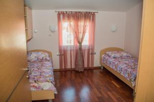sypialnia z 2 łóżkami i oknem w obiekcie Hotel Holy w Medziugorie