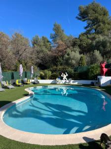a large swimming pool in a yard at LE MAS RESCATOR in Vence
