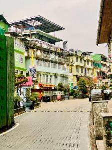 uma rua da cidade com um grande edifício ao fundo em The First House - 2 BHK in Main Gangtok em Gangtok