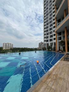 una gran piscina con una pelota en el agua en Raida Homestay, en Putrajaya