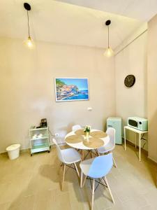 - une salle à manger avec une table et des chaises dans l'établissement ValQuirico Loft 4, à Santeagueda